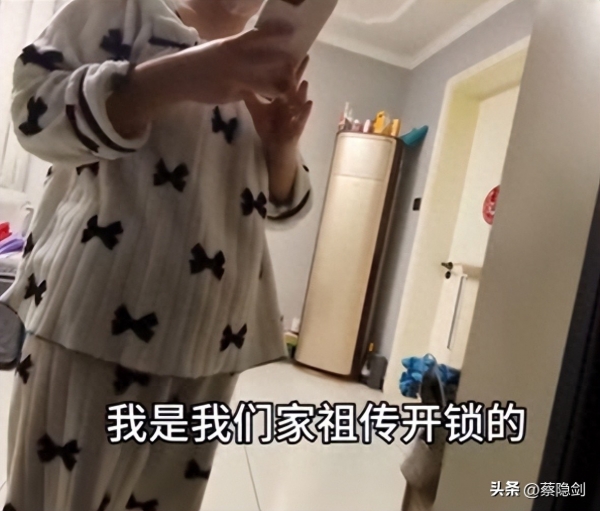 开元体育·(中国)官方网站女子叫开锁师傅上门 来了个10岁小孩 一秒开锁还打对折(图1)